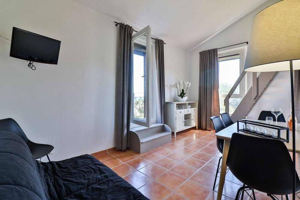 Standard Apartment, 1 Bedroom, Balcony, Sea View photo 3