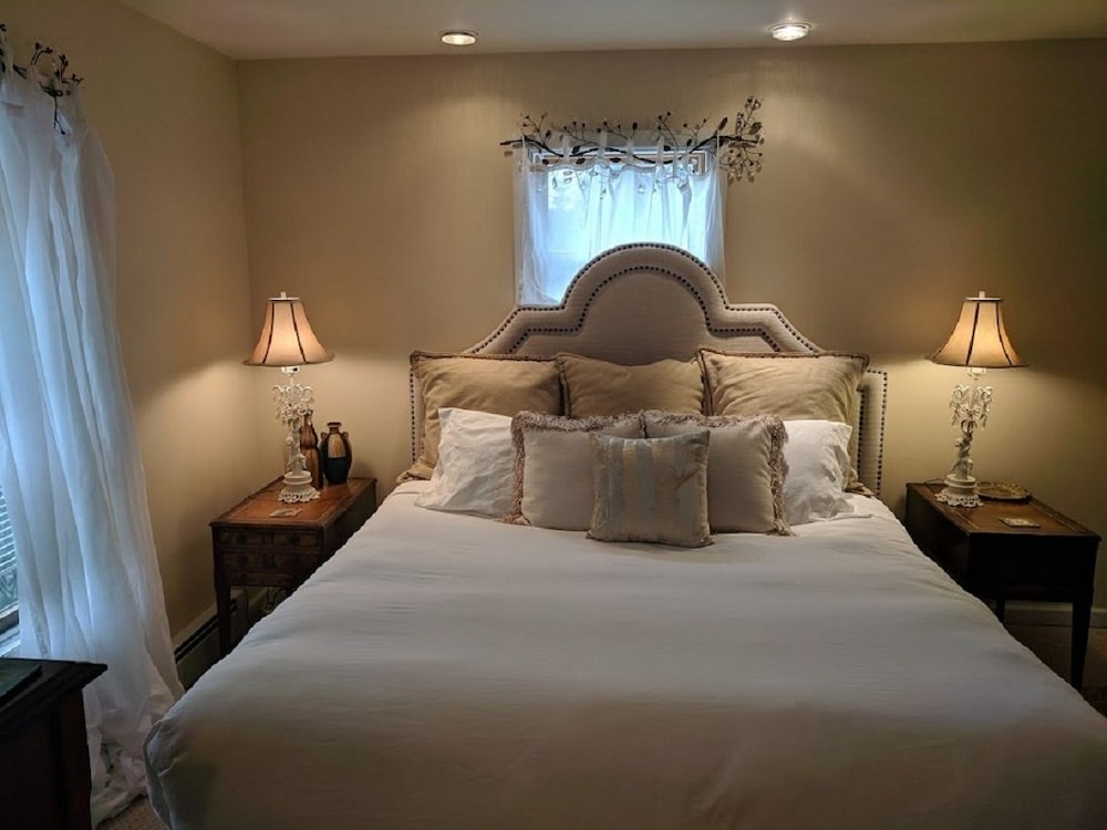 Standard Room, 1 King Bed, Non Smoking, Private Bathroom (Meadow Room) photo 1
