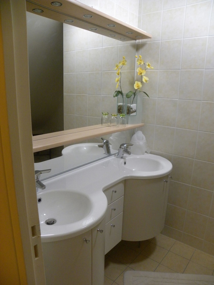 Family Room, Garden View - Photo 12