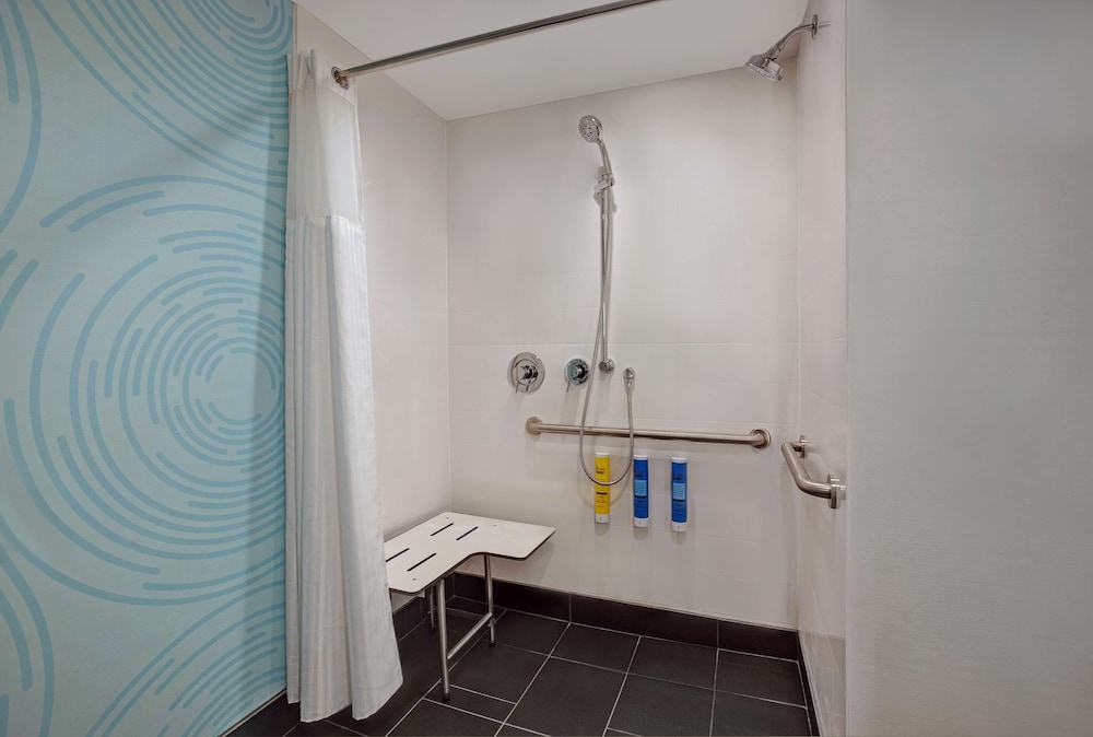 Room, 2 Queen Beds, Accessible (Roll-In Shower, Mobility & Hearing) - Photo 6