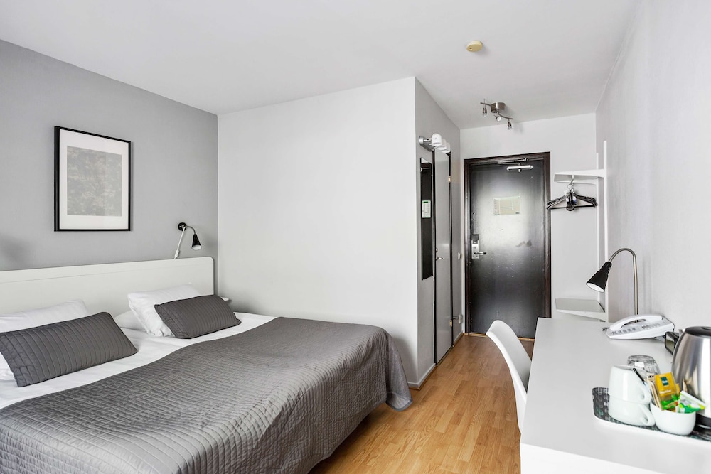 Standard Room, 1 King Bed, Non Smoking - Photo 4