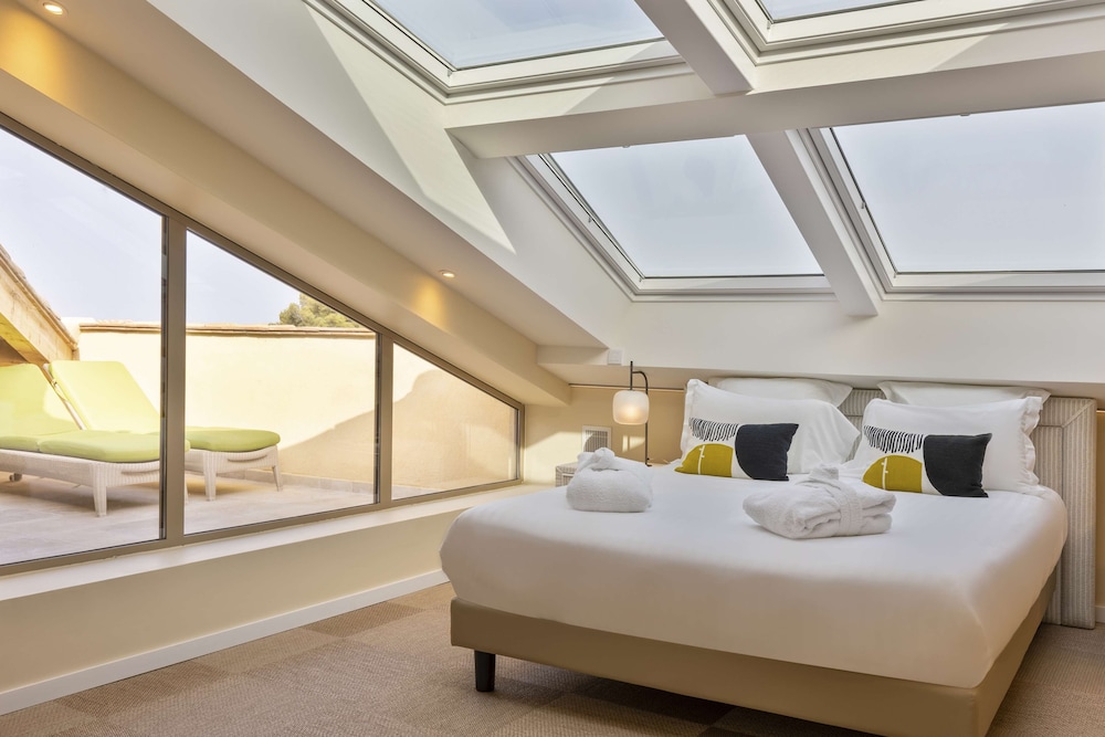 Suite, Multiple Beds, Bathtub, Sea View - Photo 6
