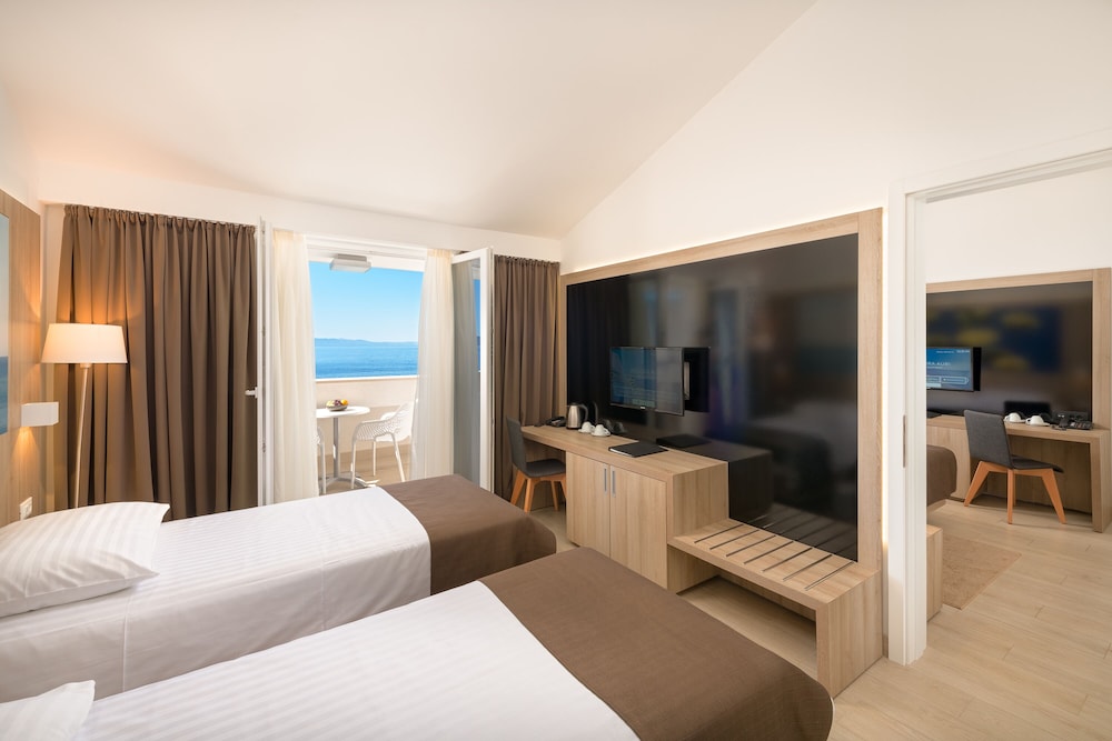 Standard Family Room, Balcony, Sea view (Residence) photo 2