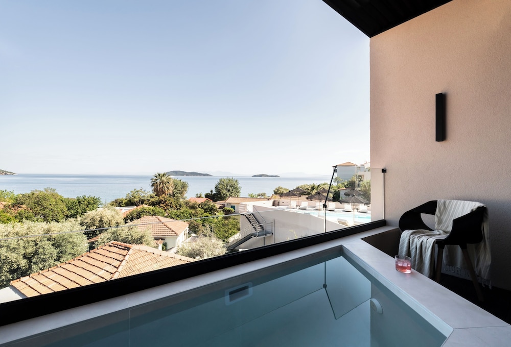 Suite with Jetted Tub
