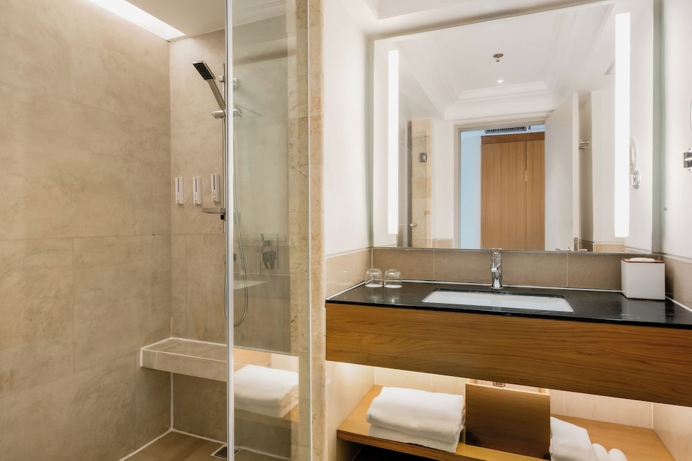 Grand Room, 1 King Bed, Balcony, Garden View photo 3