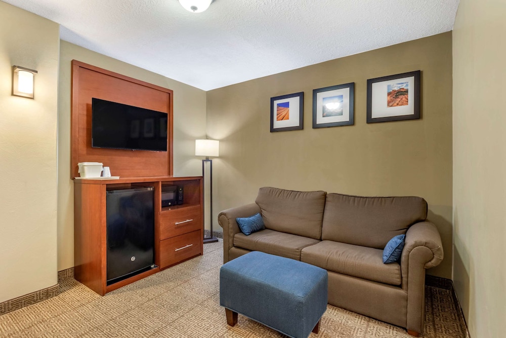 Suite, Multiple Beds, Non Smoking - Photo 2