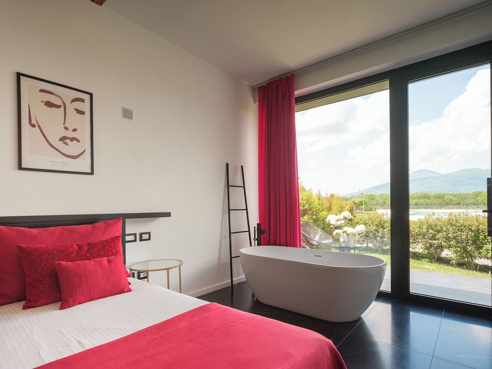 Deluxe Double Room, 1 Bedroom, Bathtub, Pool View photo 1