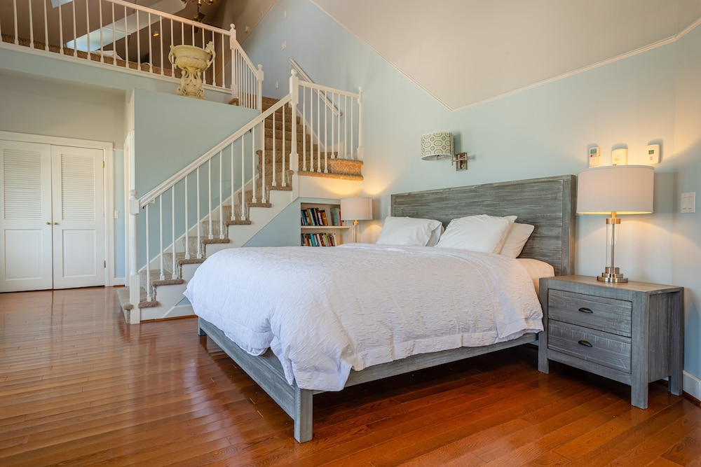 Cassius Room in Nicholas Ball Cottage