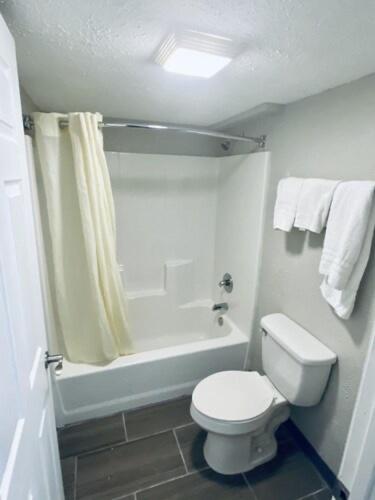 Queen Room with Two Queen Beds - Non-Smoking photo 3