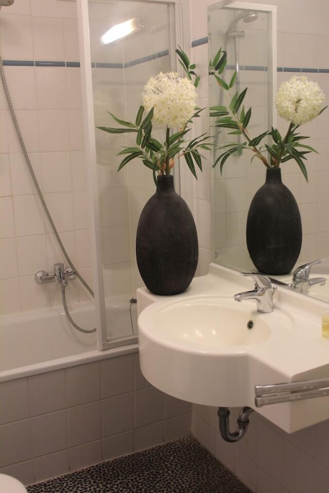 Standard Double Room (Forest Facing) photo 3