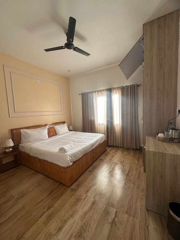 Suite, Balcony, Mountain View