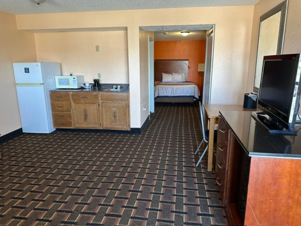 Suite, Non Smoking (2 Queen Beds & Sofa-Bed) - Photo 3