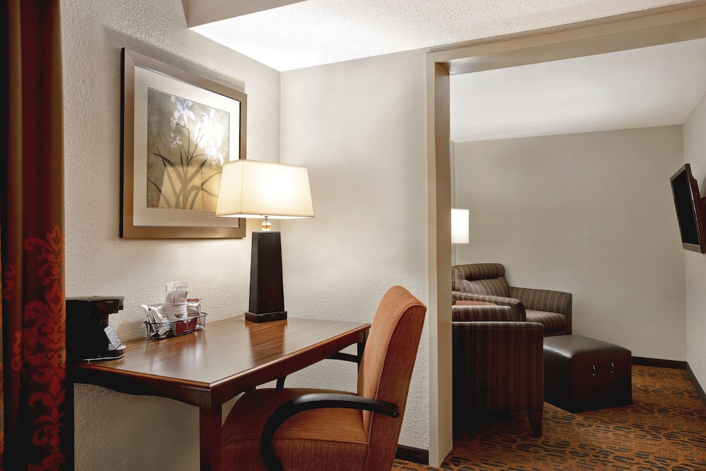 Suite, 1 King Bed, Non Smoking, Refrigerator & Microwave - Photo 6
