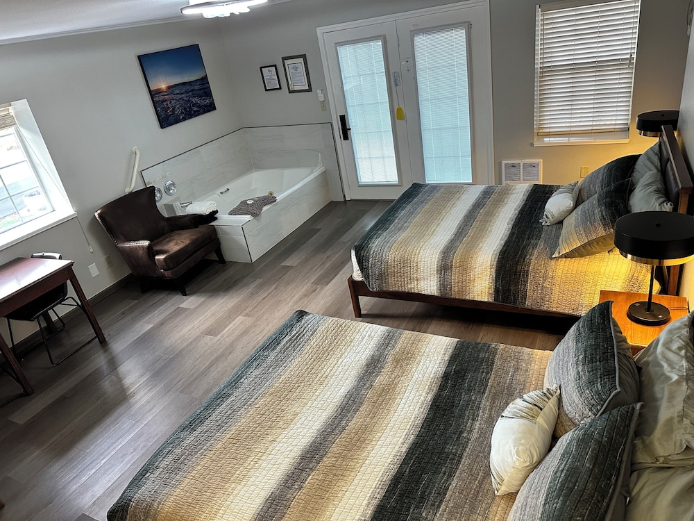 Cottage, 2 Queen Beds, Kitchenette with 2 Person Jetted Tub photo 2