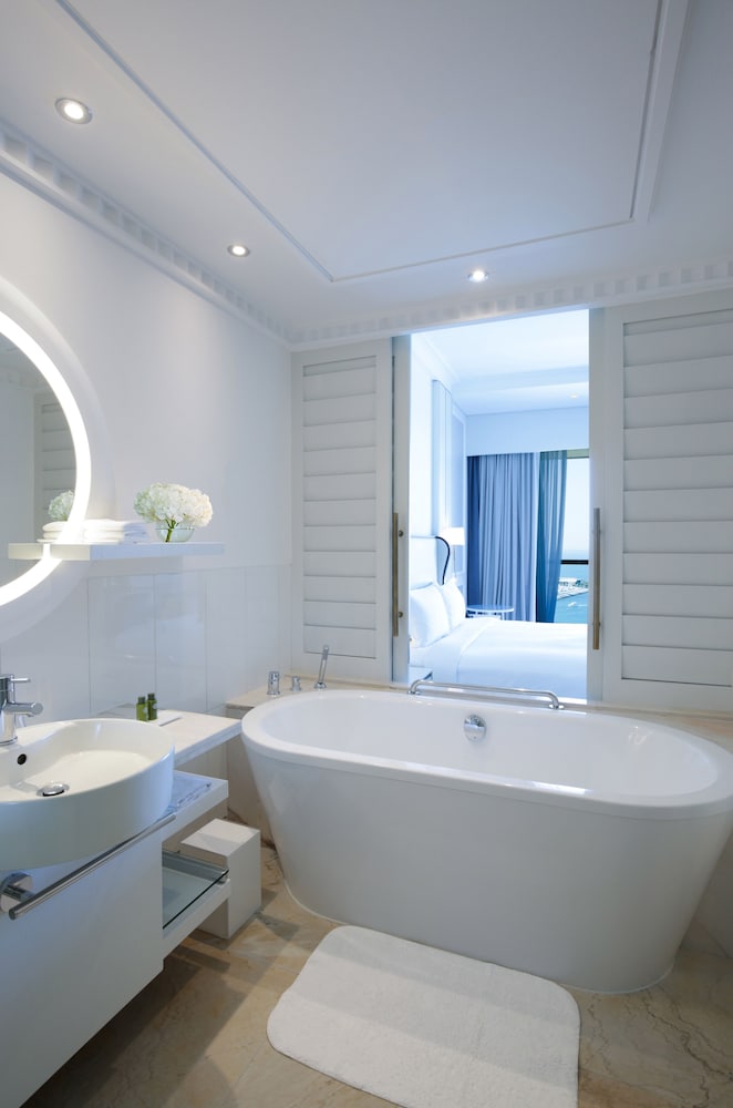 Club Room, 1 King Bed, Balcony, Partial Sea View
