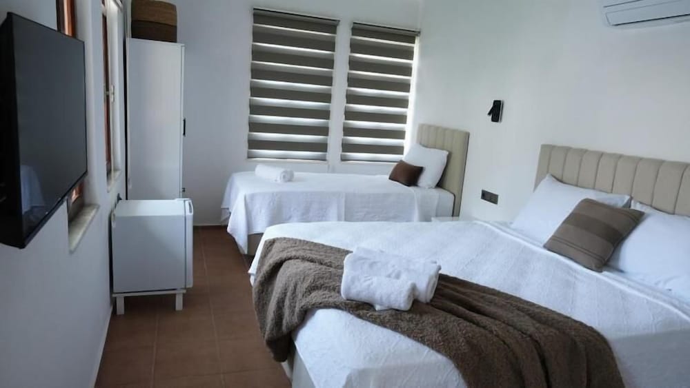 Deluxe Triple Room, Balcony, Partial Sea View