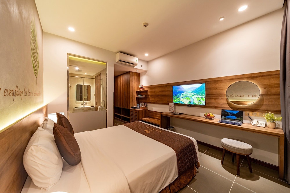 Deluxe Room, 1 Queen Bed photo 3