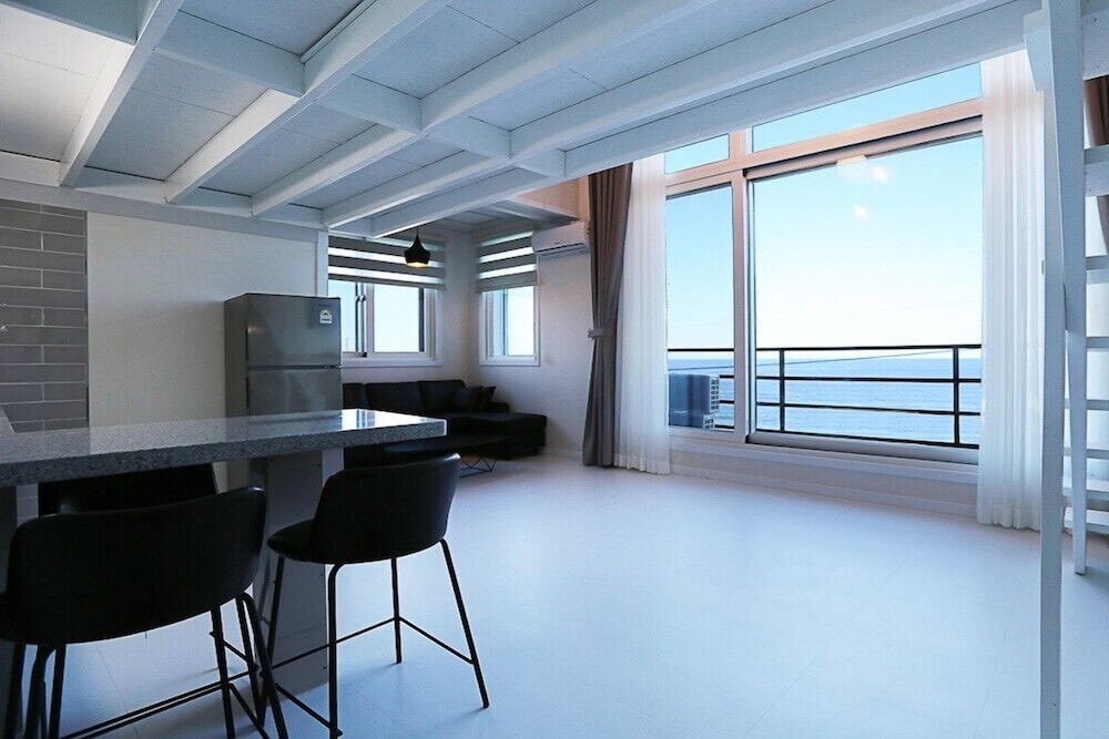 Room (201) photo 2