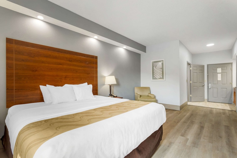 Standard Room, 1 King Bed, Non Smoking - Photo 3
