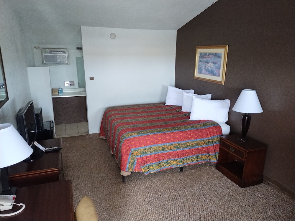 Room,1 king bed No pets allowed photo 1