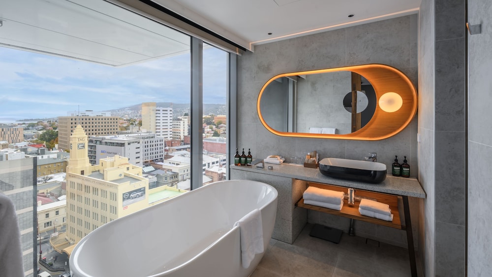 Junior Suite, 1 King Bed, Club Lounge Access, City View