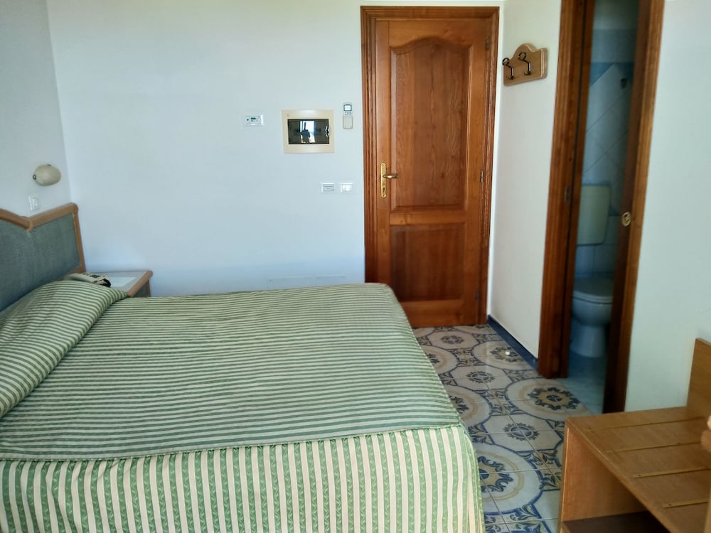 Economy Quadruple Room photo 3