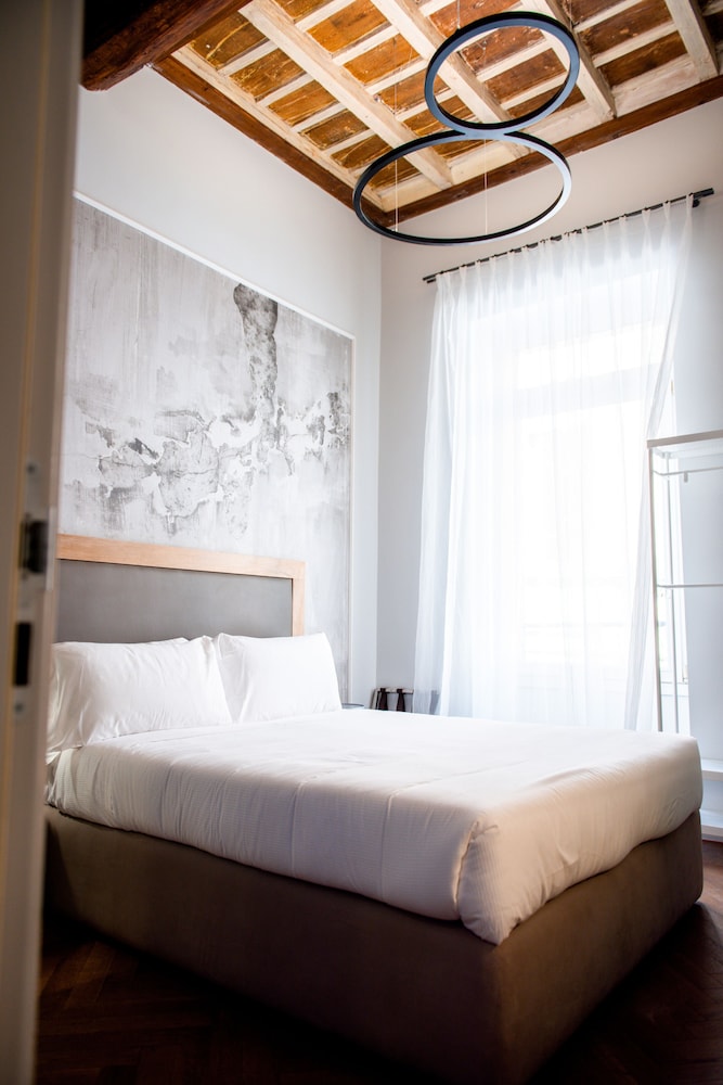 Classic Double Room thumbnail 6