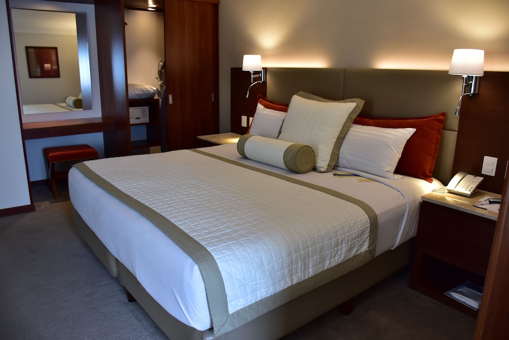 Standard Suite, 1 King Bed - Photo 5