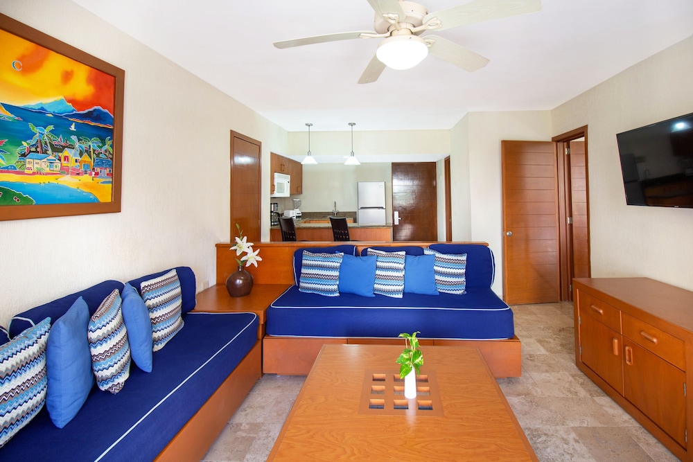 Two Bedroom Family Suite Pool View - Photo 10
