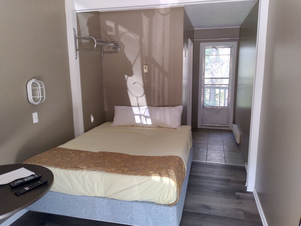 Small Double Room, 1 Queen bed, (Pet Friendly)