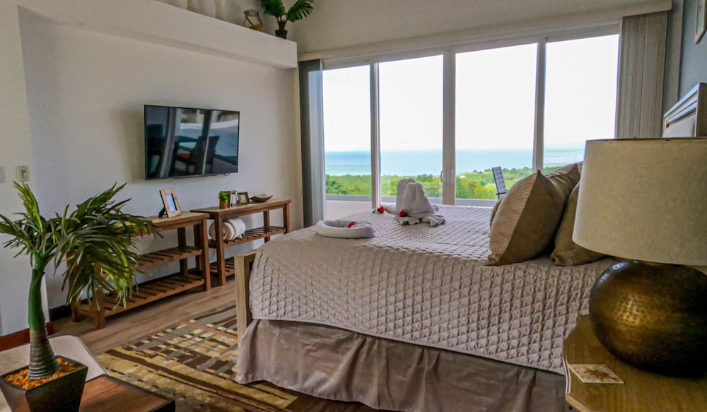 Condo, Multiple Bedrooms photo 1