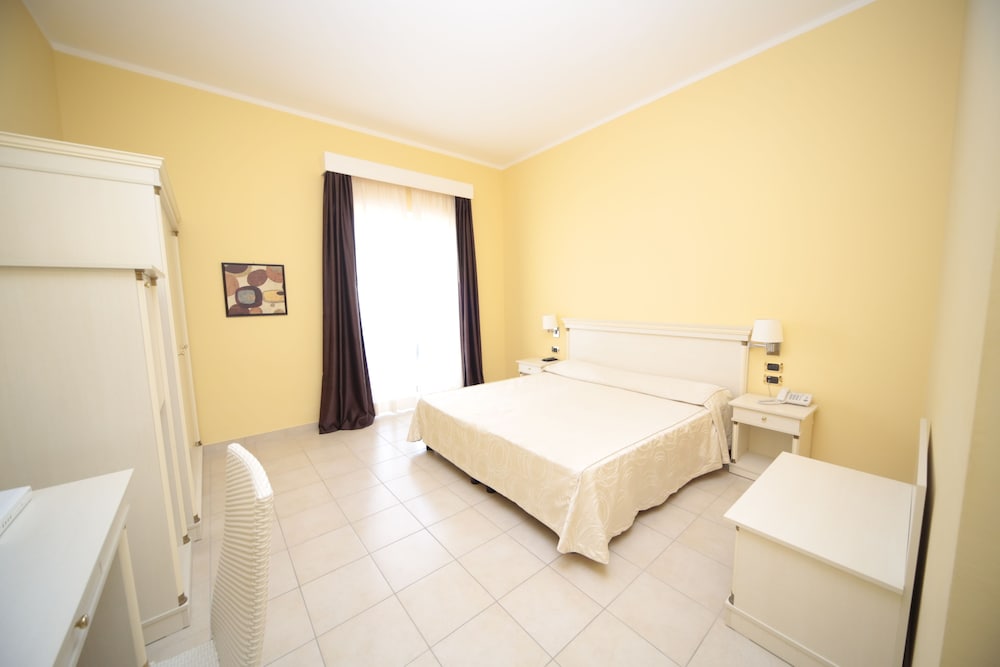 Triple Room, 3 Twin Beds - Photo 1