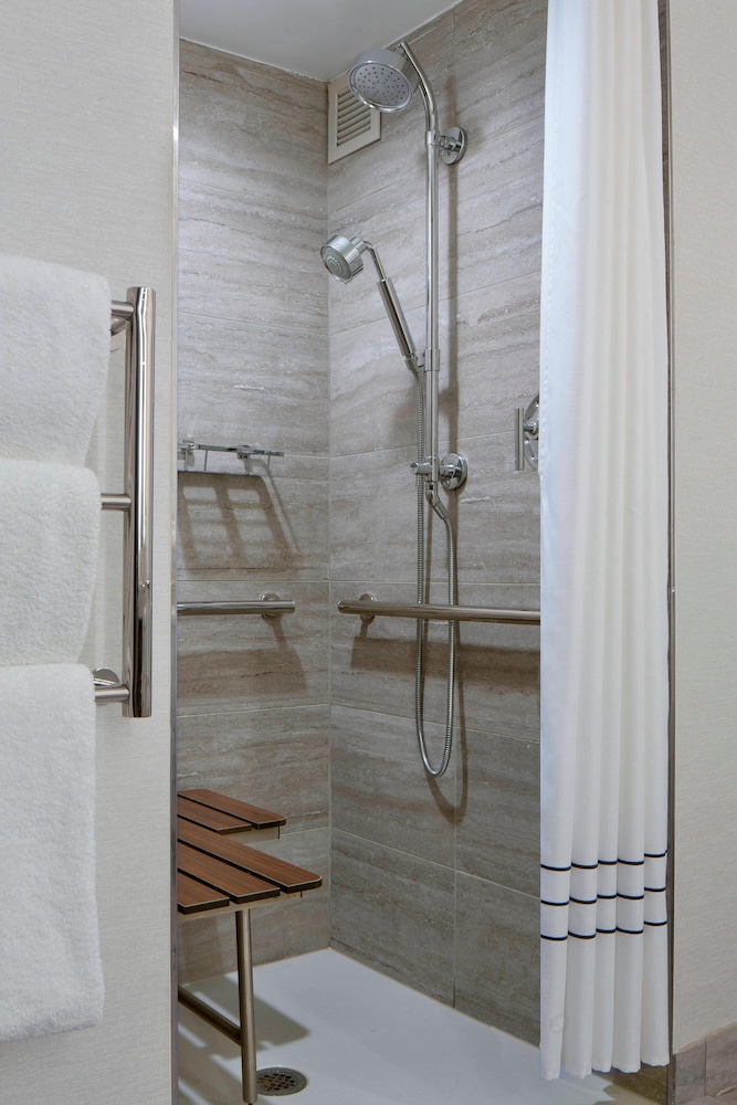 Room, 2 Double Beds (Mobility/Hearing Access, Roll-In Shwr) - Photo 5