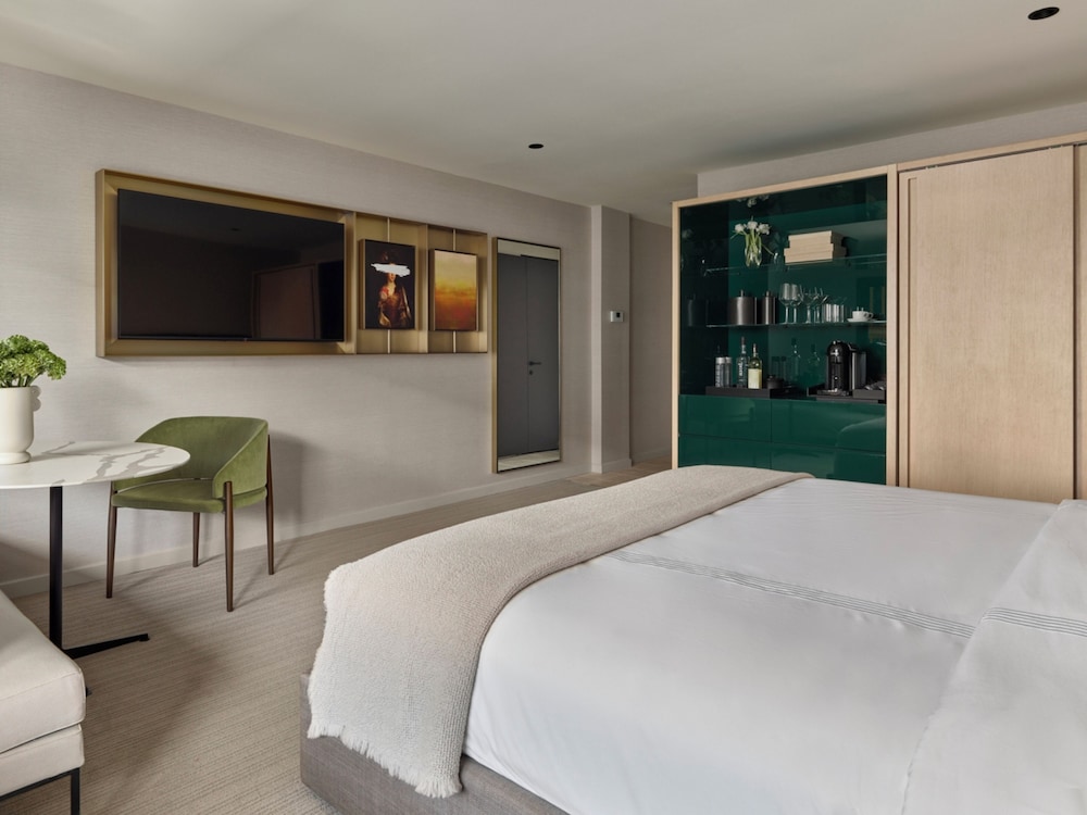 Premium Room, 1 King Bed, Roll-in Shower