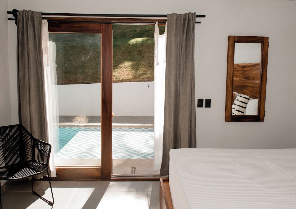 Deluxe Studio Suite, 1 King Bed, Poolside (#7)