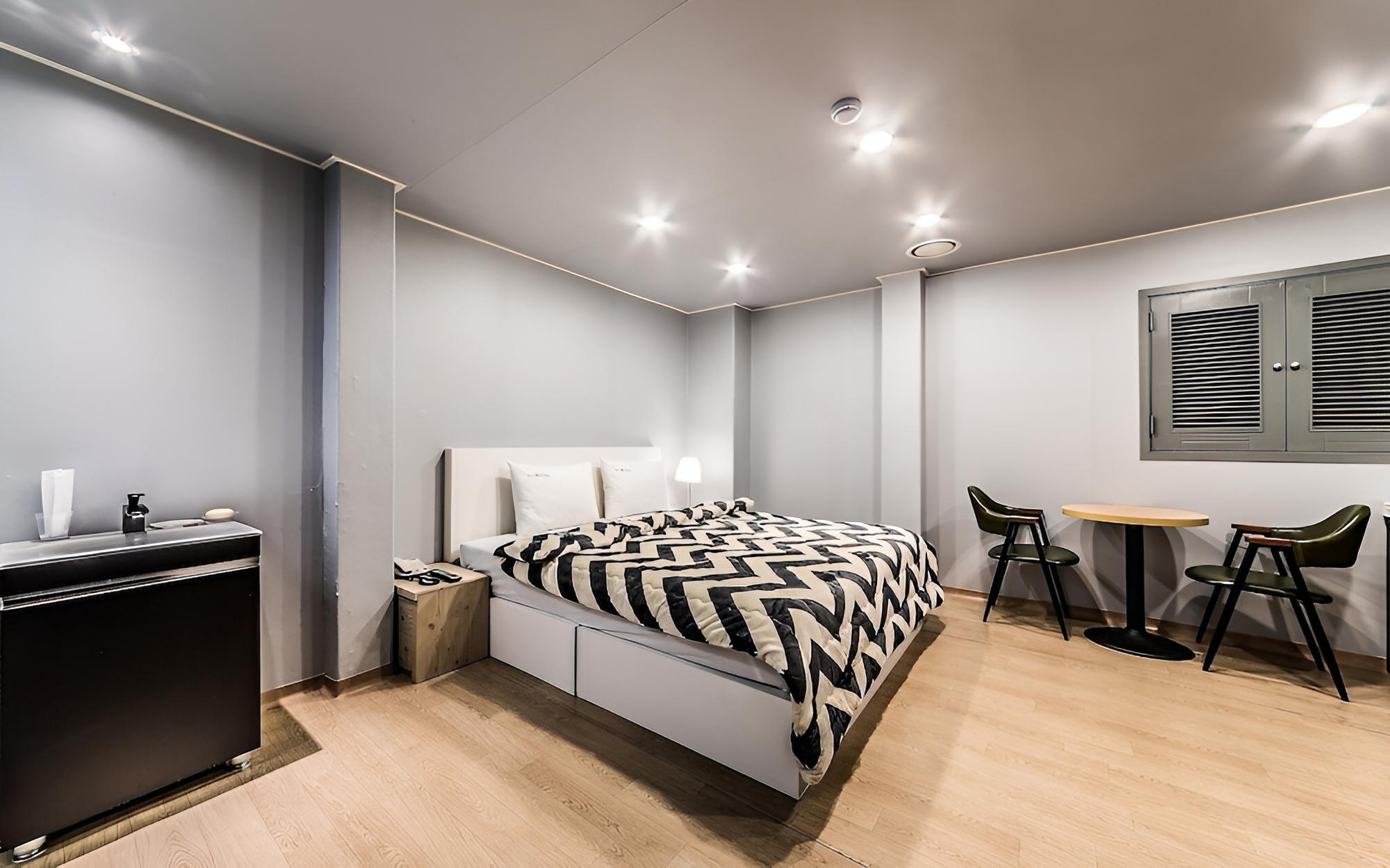 Room (Premium (65-inch TV)) photo 1