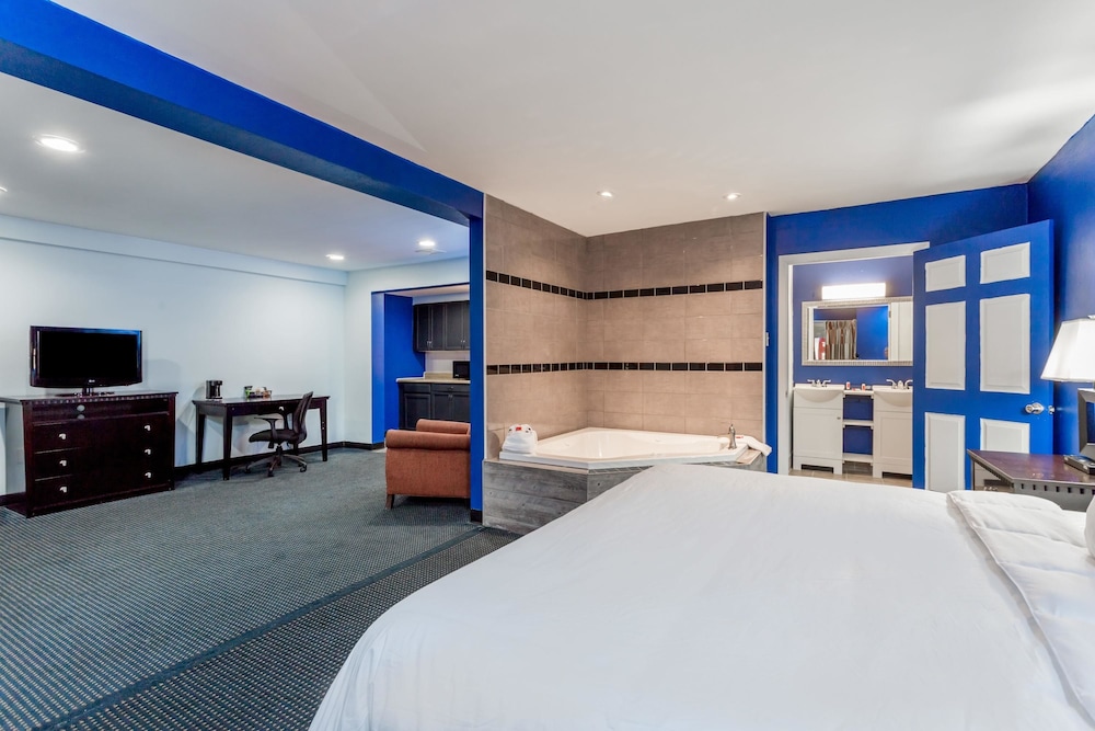 Studio Suite, 1 King Bed, Non Smoking - Photo 1