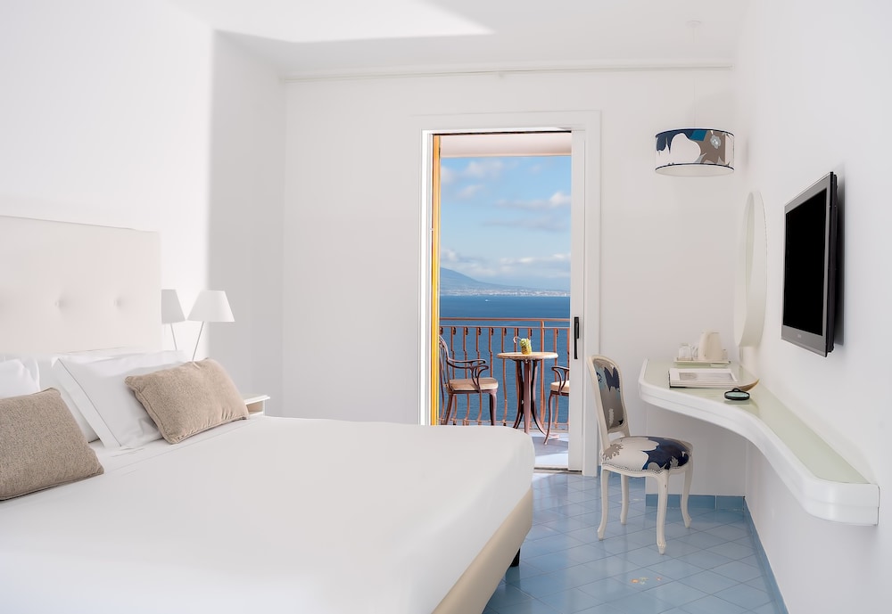 Romantic Double or Twin Room, Balcony, Sea View - Photo 2