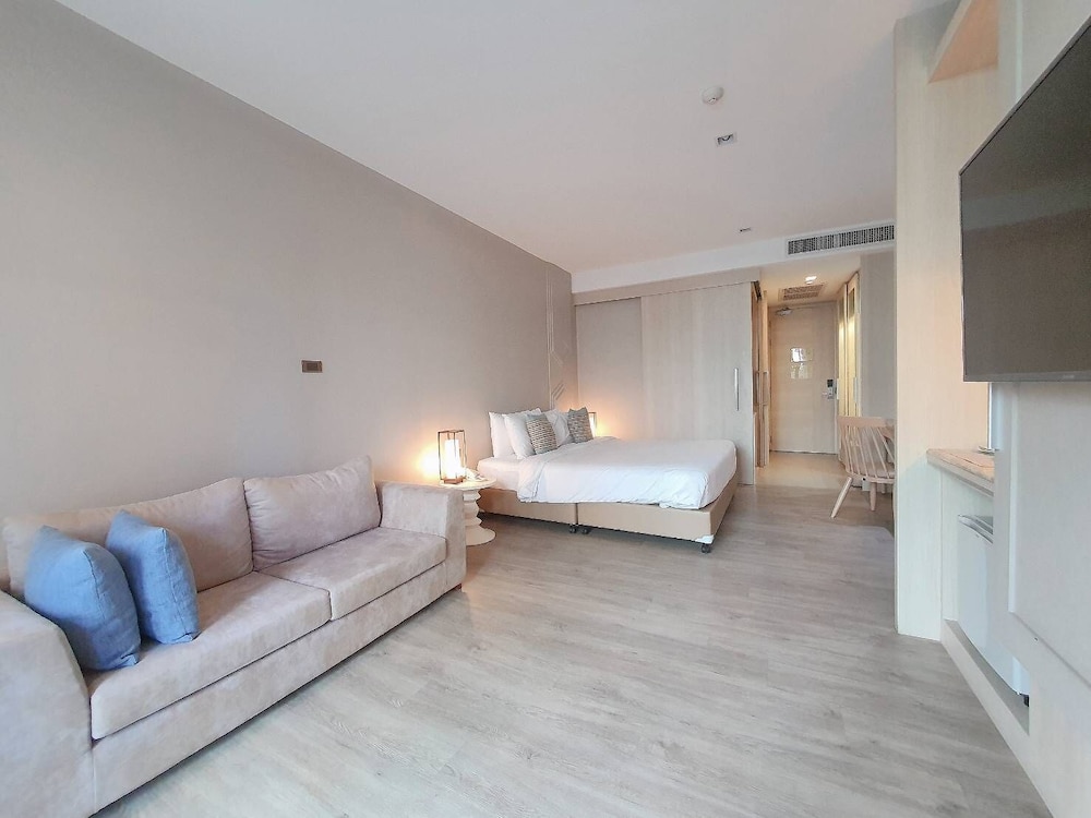 Deluxe Room, 1 King Bed, Pool Access - Photo 8