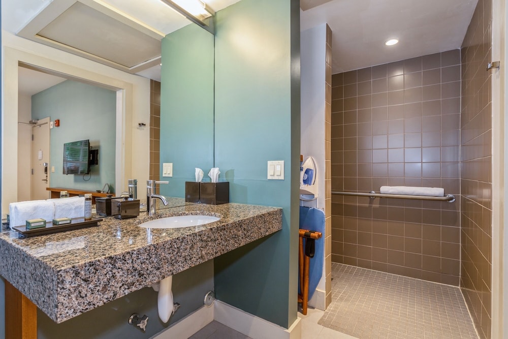 Accessible Queen Room (Self Check-in) thumbnail 5