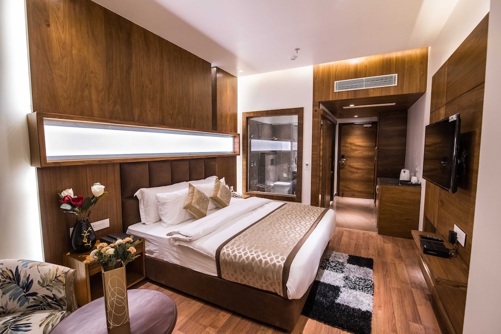 Luxury Room, Balcony - Photo 12