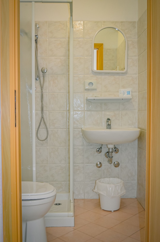 Basic Double Room - Photo 9