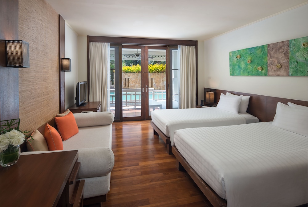 Premium Room, 1 King Bed, Pool Access