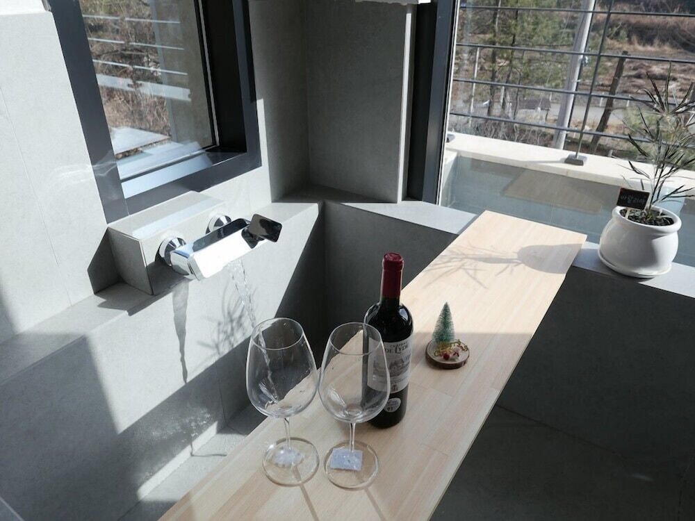 Room (203) photo 3