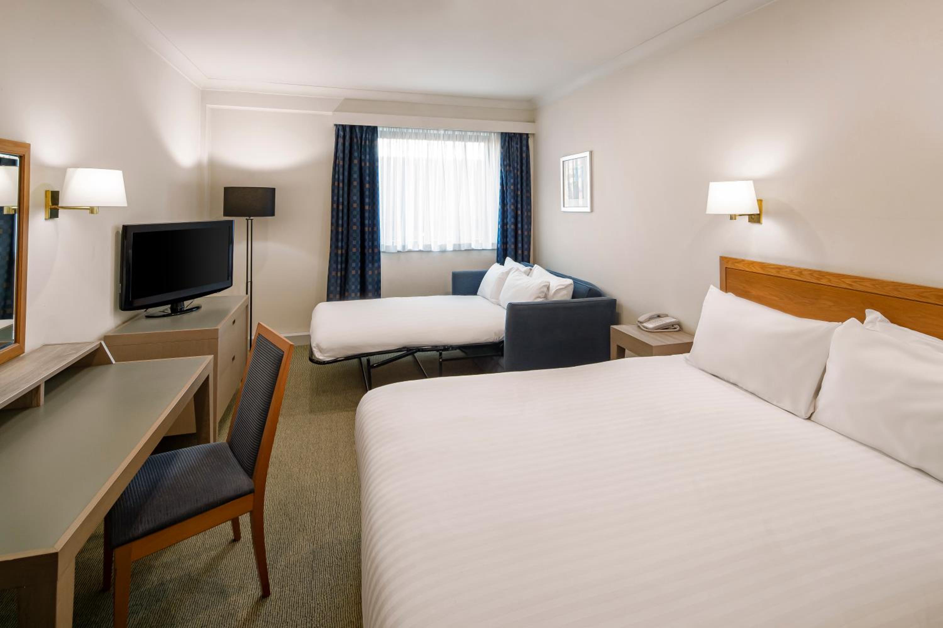 Standard Queen Room with Sofa Bed and View photo 1