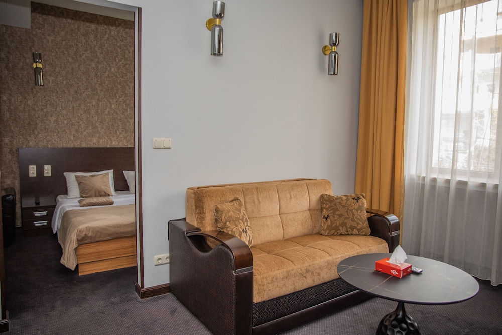 Family Room, 1 Bedroom photo 2