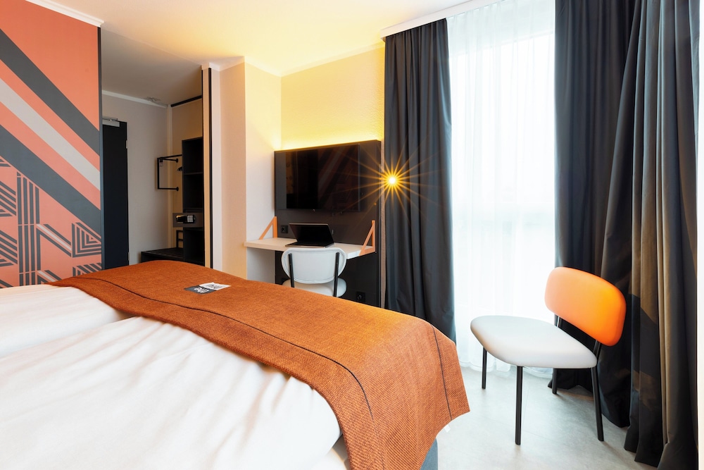 Standard Room, 1 Queen Bed - Photo 6