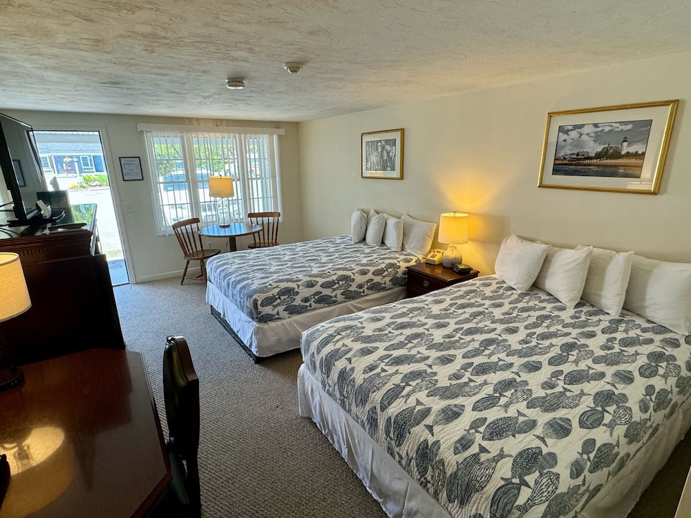 Standard Double Room, Private Bathroom (2 Queen Beds 1st floor) photo 2