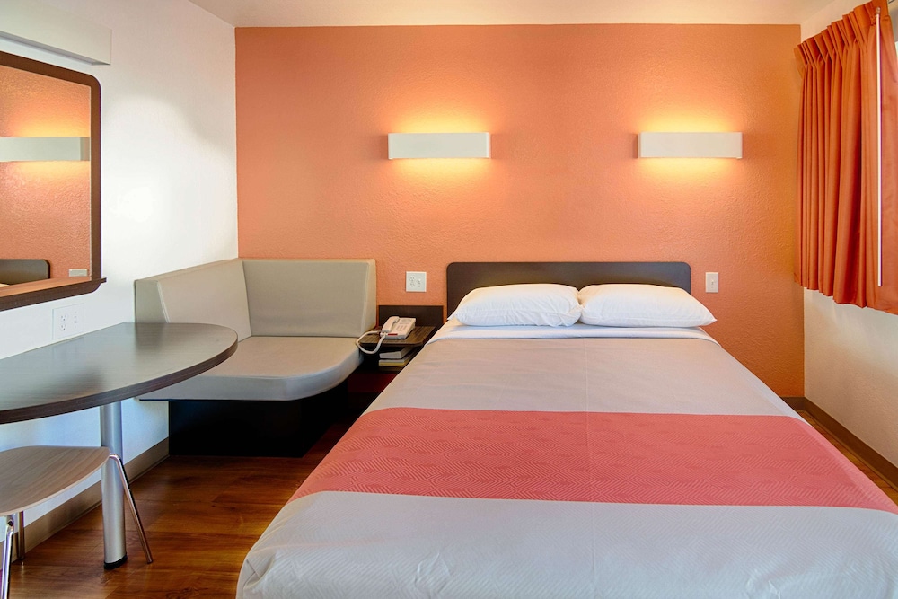 Premium Room, 1 Queen Bed, Non Smoking, Refrigerator & Microwave photo 3