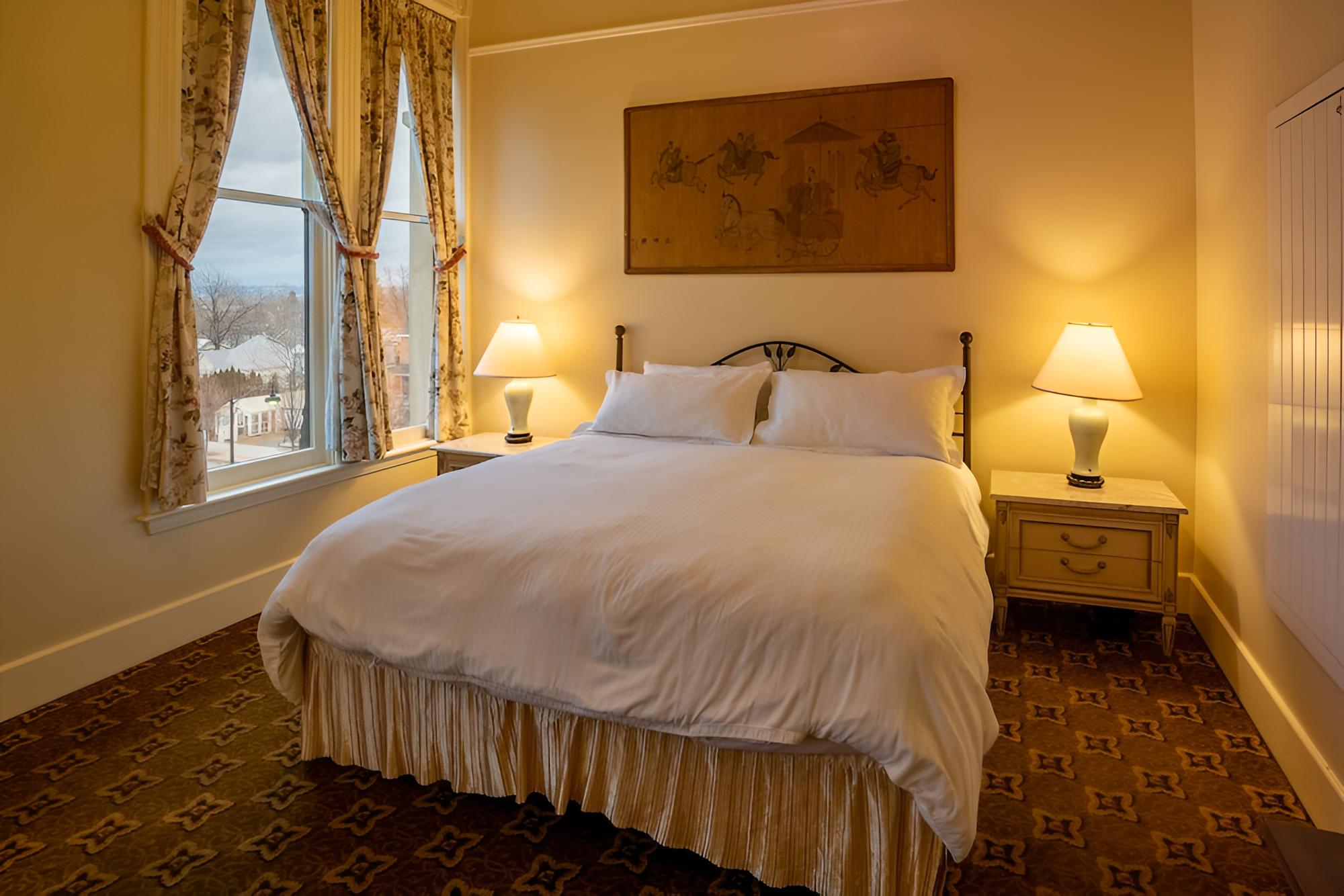 Deluxe Room, 1 King Bed - Photo 2